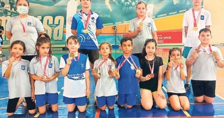 Yunusemre Belediye badmintonda zirvede