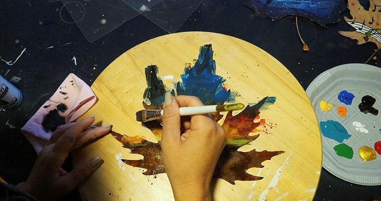Sonbahar yapraklarını tablolara dönüştürüyor