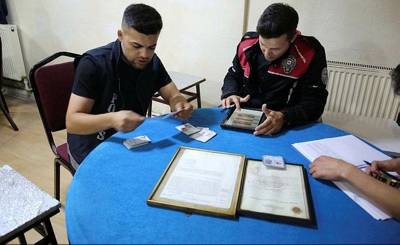 Uyuşturucu kaçakçılığından aranan şahıs kumar operasyonunda yakalandı