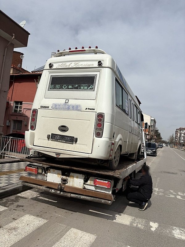 Afyonkarahisar’da ikiz plakalı minibüsün sahibine ceza kesildi