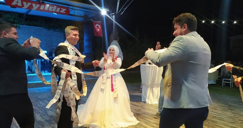 Aydın’da bir garip takı töreni! 50 metre uzunluğunda para zinciri