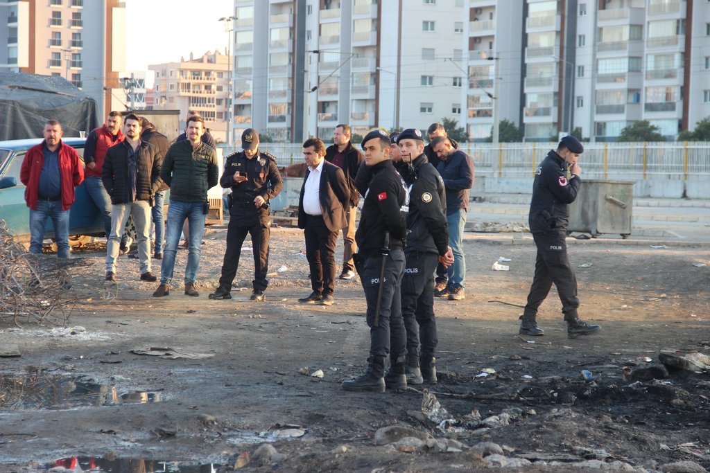 İzmir’de korku dolu anlar! Sokakta çatıştılar