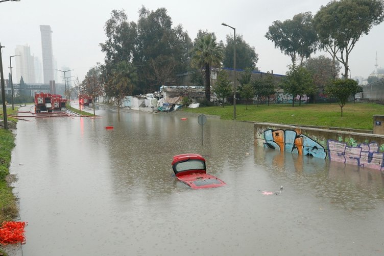 İzmir Torbalı’da yağmur nedeniyle taşan çay, köprüye zarar verdi